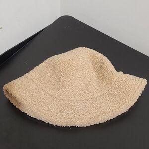Uniqlo tan teddy bear bucket hat adjustable size